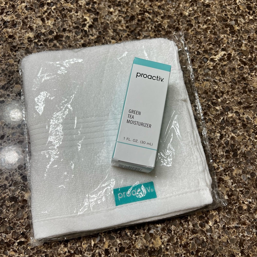 Proactiv Green Tea Moisturizer w/ facial towel